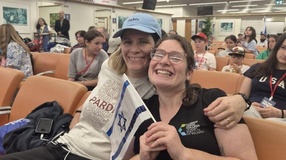 שירה דובין ובקה סטנפורד בנתב"ג