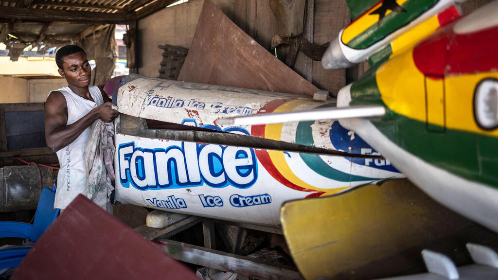The family said the deceased loved ice cream, so he was buried in a coffin modeled on an ice cream brand (Photo: Olympia de Maismont/AFP) גאנה ארונות קבורה מיוחדים ארון קבורה בצורת מותג גלידות עבור מנוח שאהב גלידה