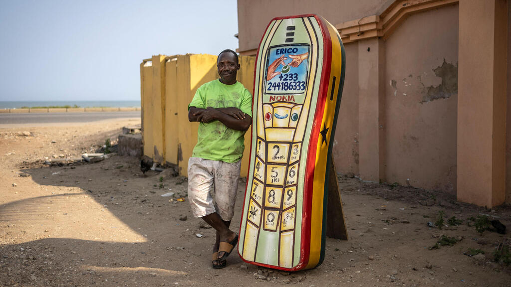 For someone reluctant to part with their phone: a wooden coffin shaped like a Nokia handset (Photo: Olympia de Maismont/AFP) גאנה ארונות קבורה מיוחדים ארון קבורה בצורת טלפון נייד