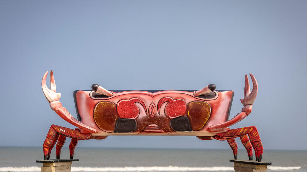 A crab-shaped coffin made for a fisherman (Photo: Olympia de Maismont/AFP) גאנה ארונות קבורה מיוחדים ארון קבורה בצורת סרטן ל דייג ש מת