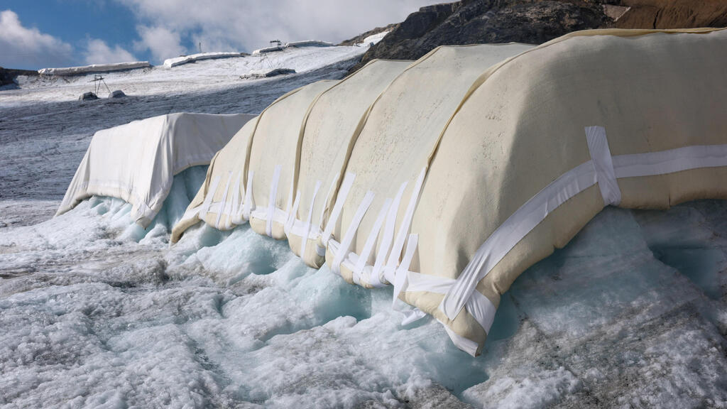 Sheep wool sheets designed to protect glaciers (Photo: Denis Balibouse/Reuters) יריעות צמר כבשים שנועדו להגן על הקרחונים