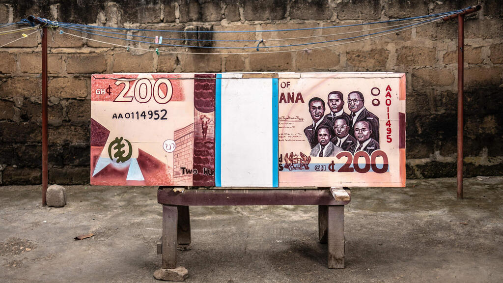 A coffin shaped like a 200-cedi Ghanaian banknote, made for a banker (Photo: Olympia de Maismont/AFP) גאנה ארונות קבורה מיוחדים ארון קבורה בצורת שטר של 200 סדי גאנאי עבור מת שהיה בנקאי