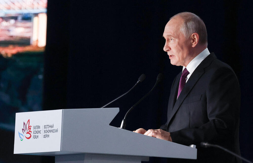 Russian President Vladimir Putin speaks at an economic forum in Vladivostok (Photo: Vyacheslav Prokofyev/Pool/AFP) נשיא רוסזיה פוטין בכנס כלכלי ב וולדיווסטוק