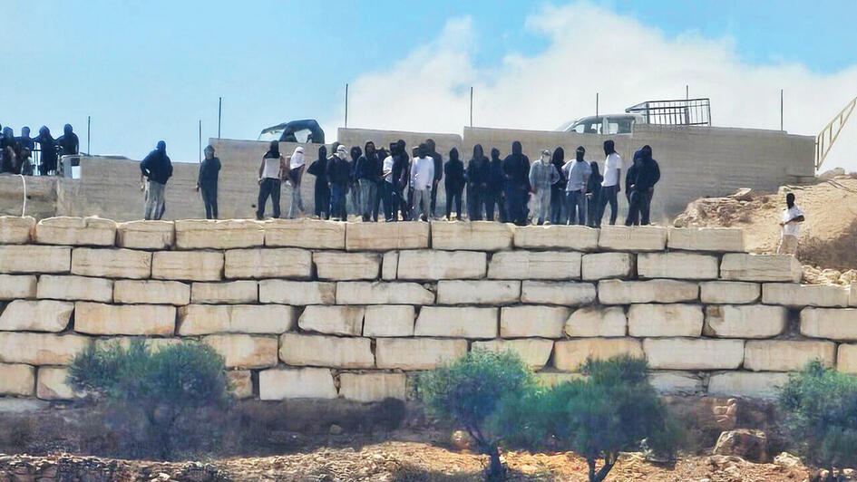 Masked settlers in Qusra; Maj. Gen. Bluth’s order has not deterred them מתנחלים רעולי פנים צרים על קוסרה. הצו של האלוף בלוט לא מרתיע אותם