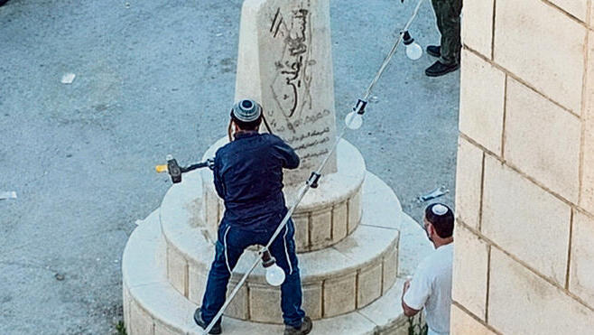 סוכות מנתץ את האנדרטה