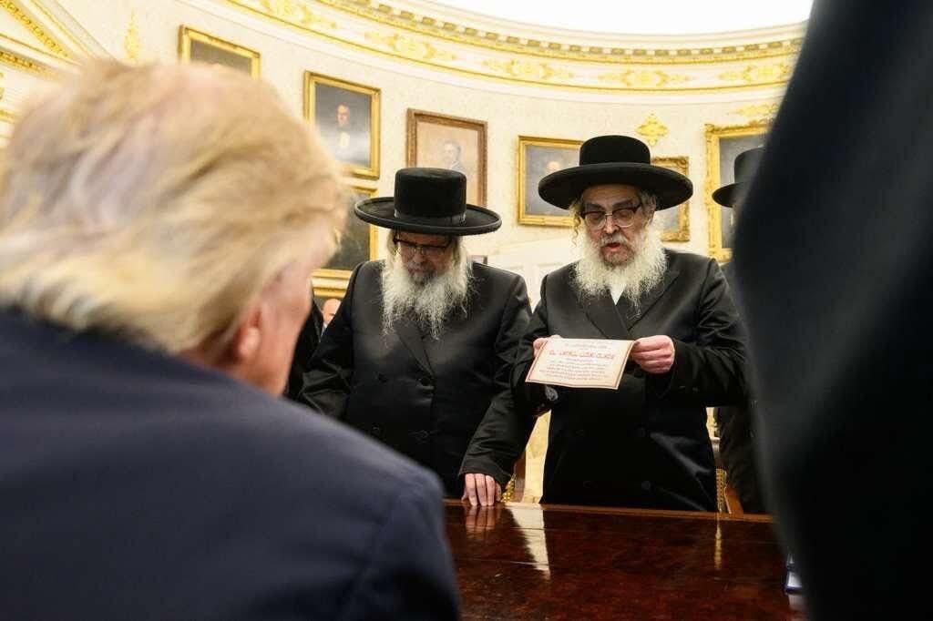 An unusual White House meeting (Photo: Social media) טראמפ והרבנים בחדר הסגלגל