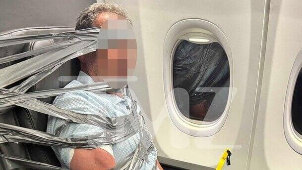 נוסע שהשתולל ופעל באלימות כלי צוות הטיסה בטיסת אמריקן איירליינס נכפת למושבו