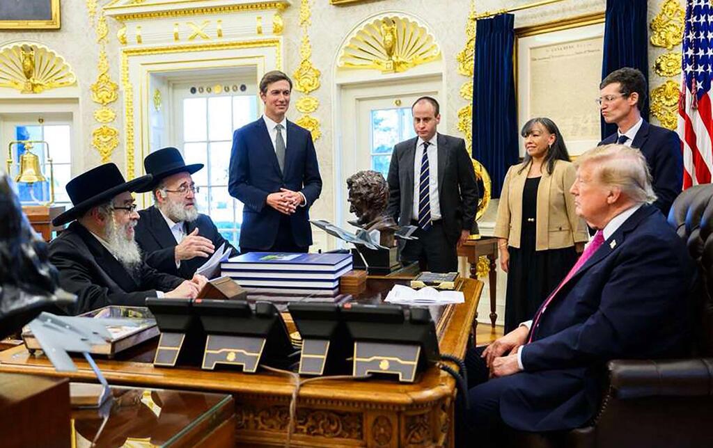 Trump and the rabbis in the Oval Office (Photo: Social media) טראמפ והרבנים בחדר הסגלגל