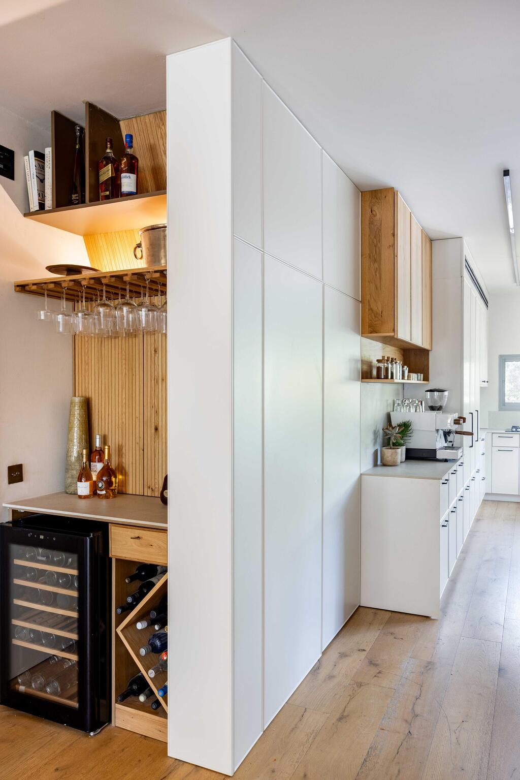 And when closed; every niche was put to use, with an electrical panel hidden behind the bar (Photo: Orit Arnon) בית דו-משפחתי ברמת גן, עיצוב: שרונה טביב