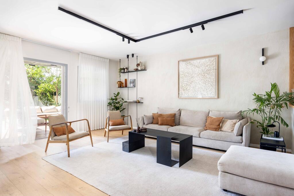 The family living room (Photo: Orit Arnon) בית דו-משפחתי ברמת גן, עיצוב: שרונה טביב