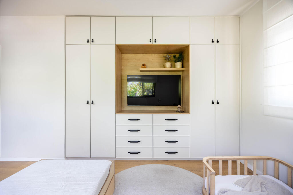 Plenty of storage designed to serve the children for years to come (Photo: Orit Arnon) בית דו-משפחתי ברמת גן, עיצוב: שרונה טביב