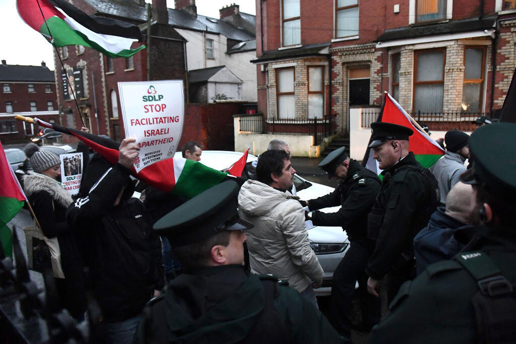 Pro-Palestinian protesters in Northern Ireland (Photo: Clodagh Kilcoyne - WPA Pool/Getty Images) מחאה פרו פלסטינית בצפון אירלנד