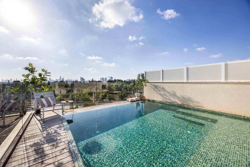 The pool upstairs (Photo: Orit Arnon) בית דו-משפחתי ברמת גן, עיצוב: שרונה טביב
