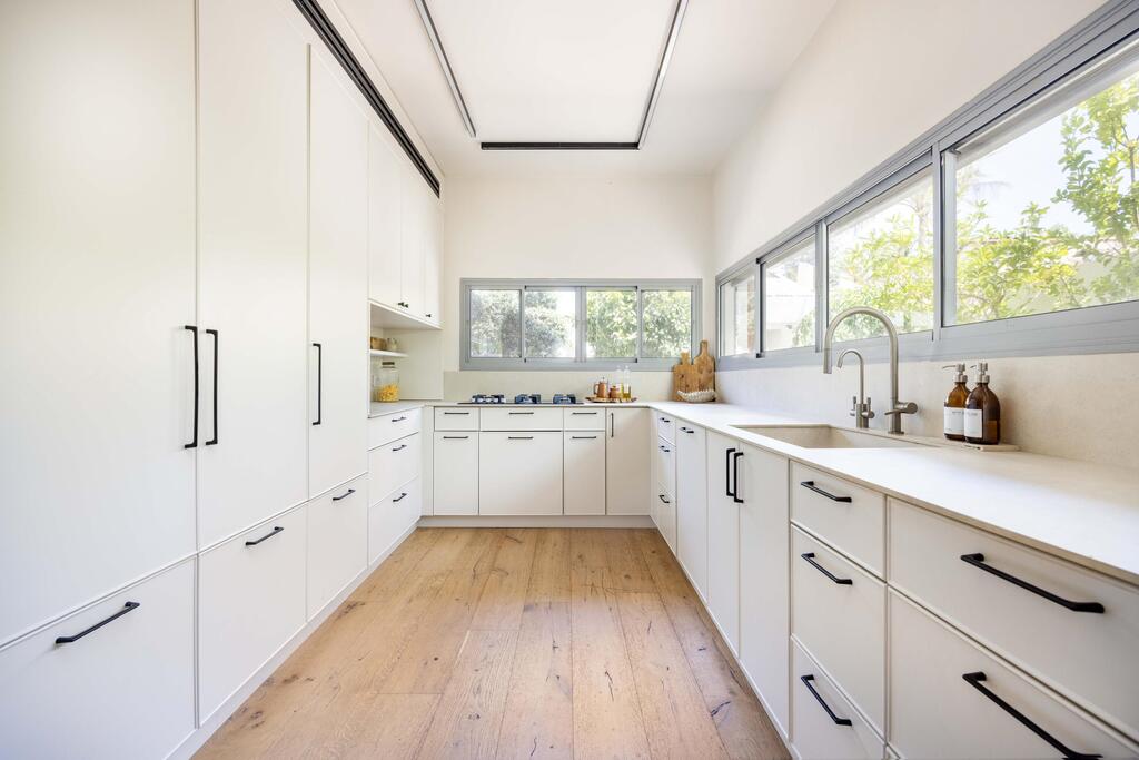 The original kitchen was significantly expanded (Photo: Orit Arnon) בית דו-משפחתי ברמת גן, עיצוב: שרונה טביב