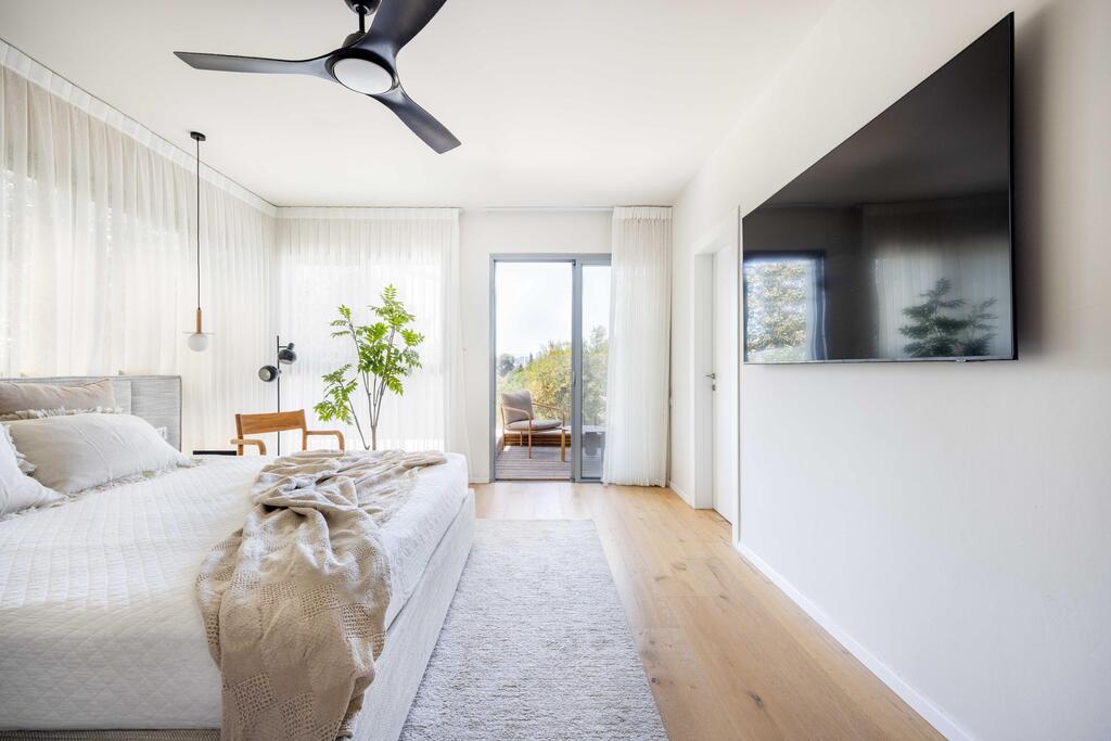 The large windows posed a challenge for furniture placement (Photo: Orit Arnon) בית דו-משפחתי ברמת גן, עיצוב: שרונה טביב
