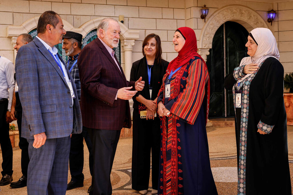 Huckabee visits Palestinian village after mosque vandalized by settlers (Photo: John Wessels / AFP) האקבי מבקר בגדה המערבית