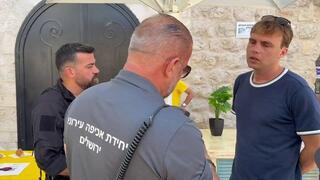 פקח הגיע לסגור את הדוכן של קפה בסמטה