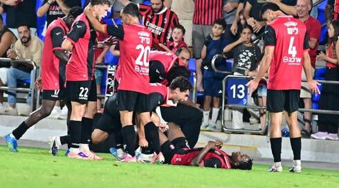 שחקני הפועל ירושלים חוגגים