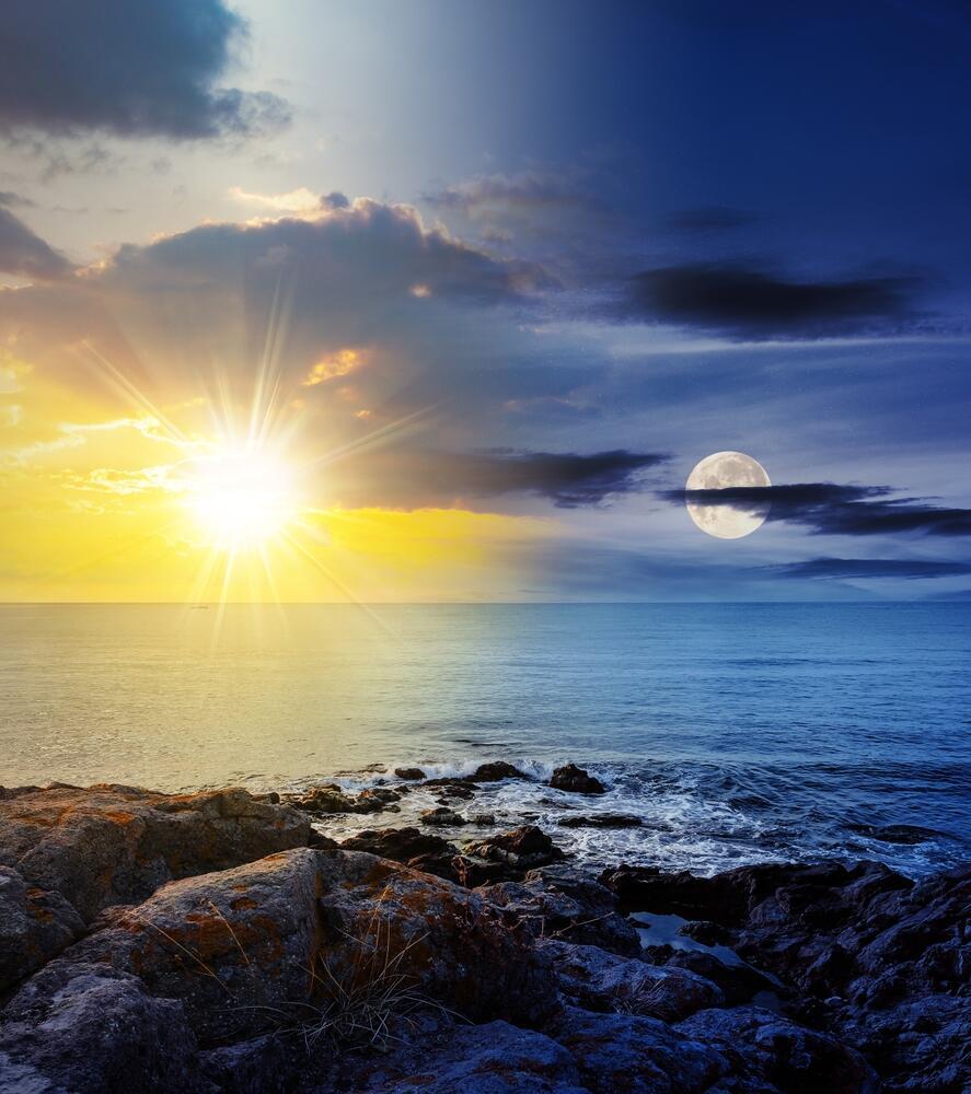 Photo: Mike Pellinni / Shutterstock הירח והשמש