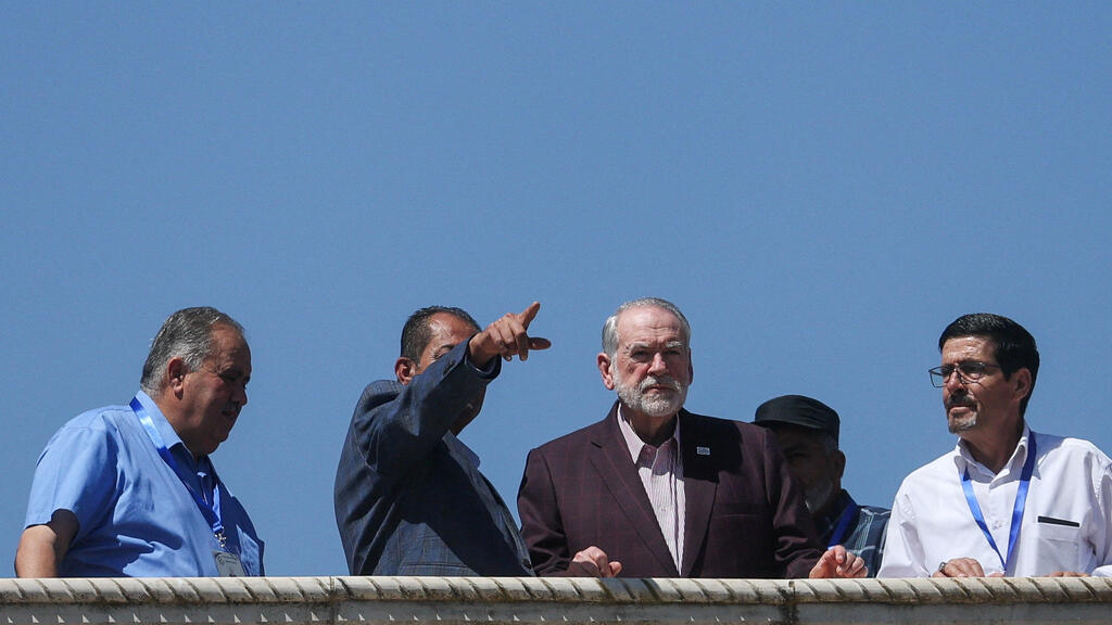 Huckabee visiting Turmus Ayya in the West Bank (Photo: REUTERS/Ammar Awad) מייק האקבי מגיע לביקור ב תורמוס עיא ליד רמאללה