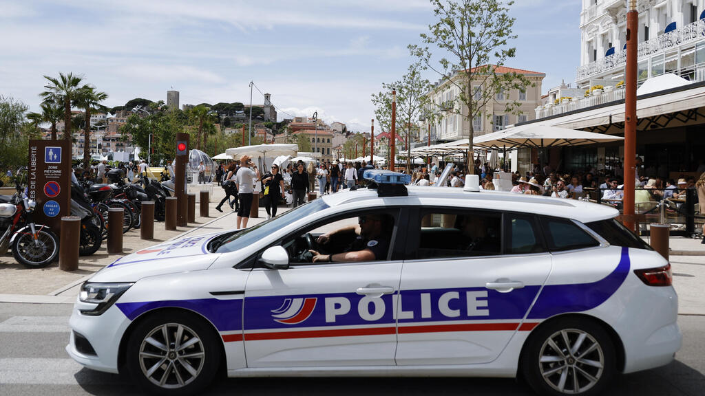 French police arrested 3 men on suspicion of 'criminal association with a terrorist organization for the purpose of preparing acts of terror (Photo: Kristy Sparow / Getty Images) ניידת משטרה בצרפת. ארכיון