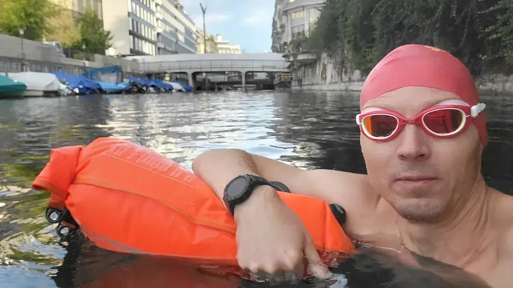 Mischa Gurov in the Schanzengraben canal (Photo: Mischa Gurov) מישה גורוב בתעלת שאנצנגראבן