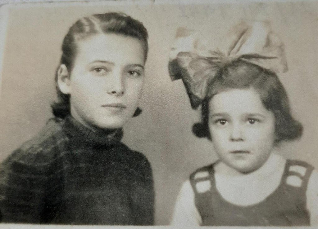 Aviva and her sister Hadassah in the Warsaw Ghetto, December 1942 (Photo: Courtesy of the family) אנה נקלאוס ואביבה לנדאו