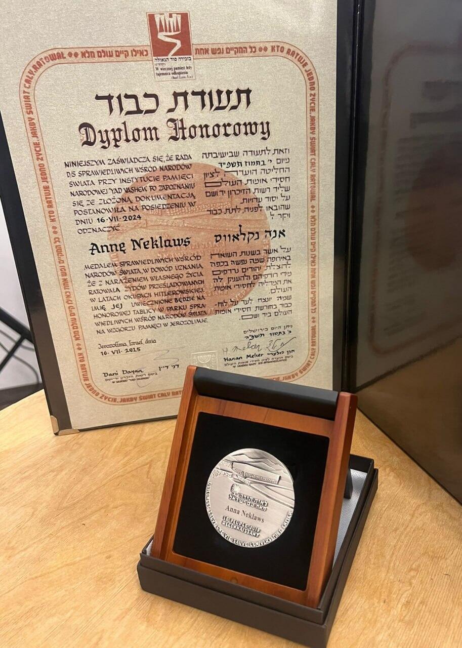 The certificate honoring Anna Neklaws (Photo: Courtesy of the Israeli Embassy in Warsaw) מהטקס שנערך לכבודה של אנה נקלאוס