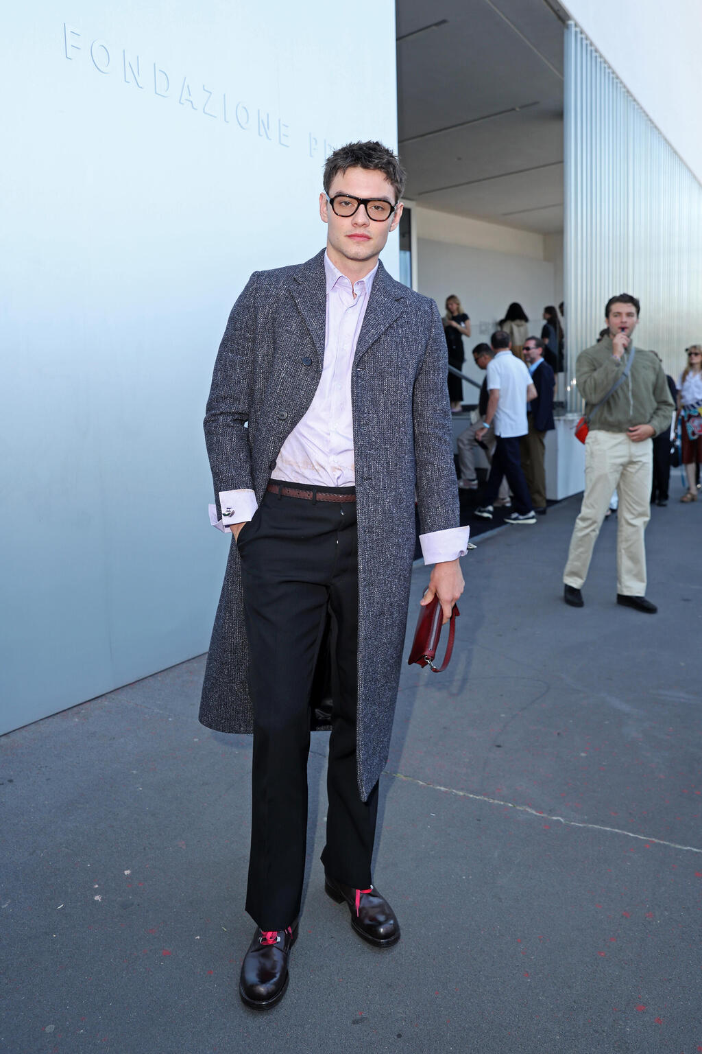Louis Partridge at Prada’s Spring-Summer 2027 menswear show (Photo: Victor Boyko/Getty Images) לואי פרטרידג' בתצוגת אביב-קיץ 2027 לגברים של פראדה