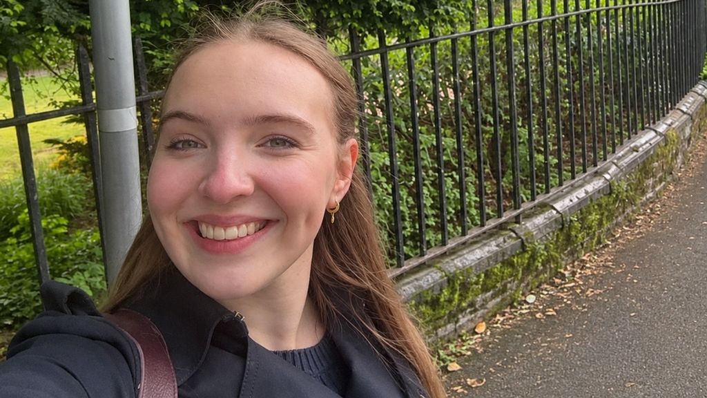 Amberley Thay, Holocaust Educational Trust ambassador at the University of Exeter in the UK, who was verbally abused and accused of supporting the killing of children solely because of her Holocaust remembrance work (Photo: Instagram) אמברלי ת'אי, שגרירת קרן חינוך השואה באוניברסיטת אקסטר בבריטניה, שהותקפה מילולית והואשמה בתמיכה בהרג ילדים רק בשל פעילותה להנצחת זיכרון השואה