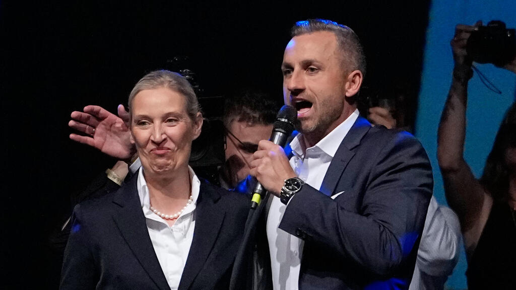 אולריך זיגמונג מנהיג אלטרנטיבה לגרמניה AfD במדינת המחוז סקסוניה אנהלט גרמניה לצד מנהיגת המפלגה הארצית אליס ויידל