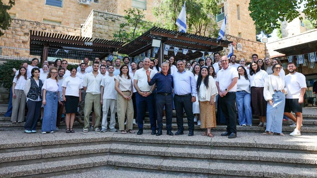 Aliyah and Integration Minister and Jewish Agency chairman with new immigrants at Ulpan Etzion in Jerusalem 