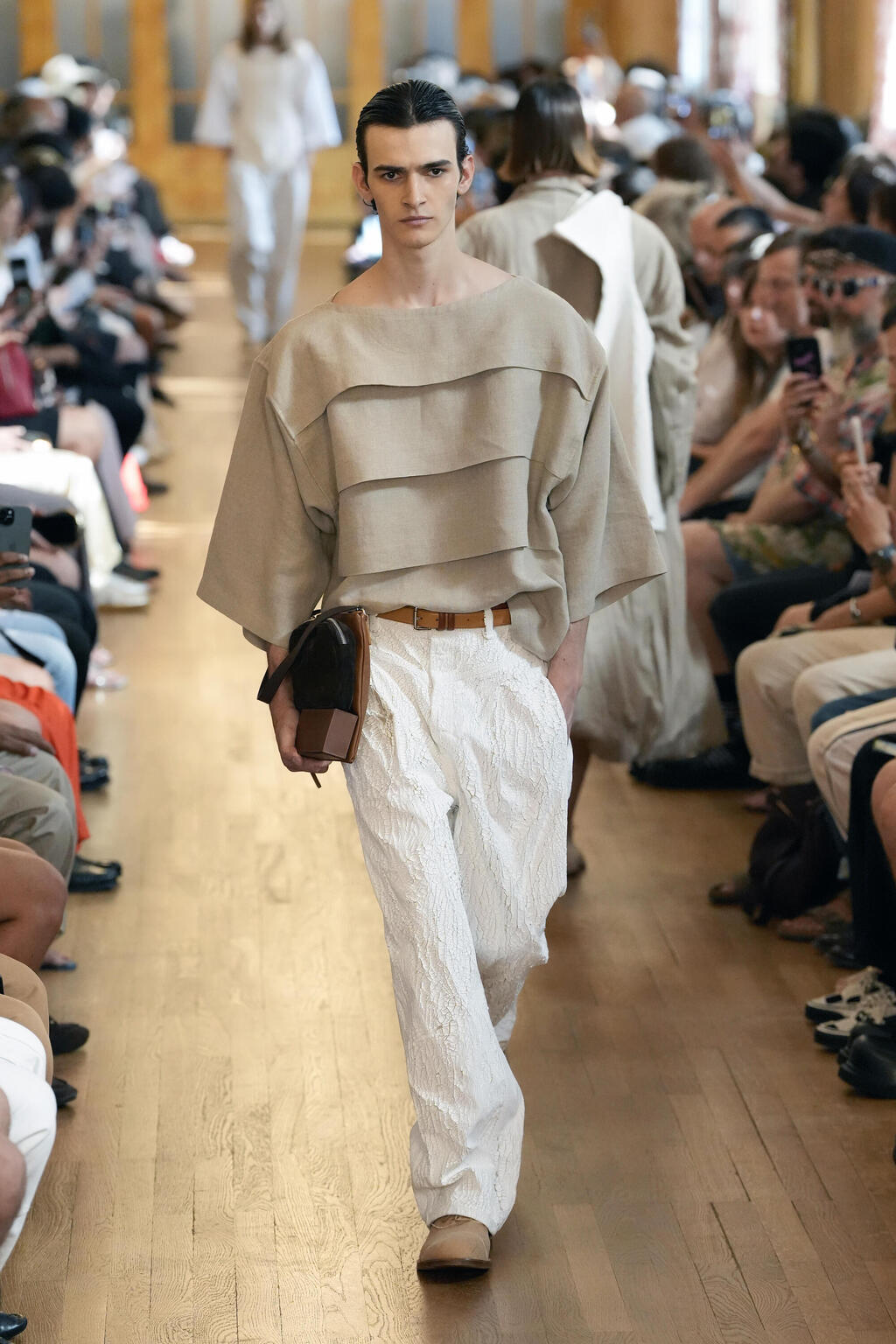 Hed Mayner’s Spring-Summer 2027 menswear show (Photo: Francois Durand/Getty Images) תצוגת אביב-קיץ 2027 לגברים של הד מיינר