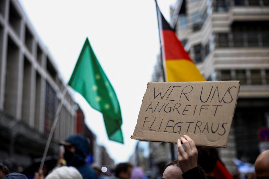 Sign reading ‘No Kremlin in Berlin’ at a protest against the pro-Russian BSW party, which could cooperate with the far-right AfD in forming a government in Saxony-Anhalt, Germany, September 4 (Photo: REUTERS/Liesa Johannssen) שלט "שום קרמלין בברלין" בהפגנה נגד מפלגת השמאל הקיצוני הפרו-רוסית BSW שעשויה לשתף פעולה עם הימין הקיצוני אלטרנטיבה לגרמניה AfD בהקמת ממשלה מקומית במדינת המחוז סקסוניה אנהלט גרמניה 4 בספטמבר