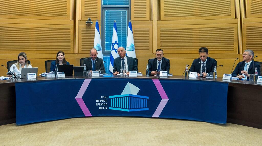 פורסמה רשימת איזנקוט, שביקש את האותיות "דרך"; בנט ביקש את האות "ב" או "רק"