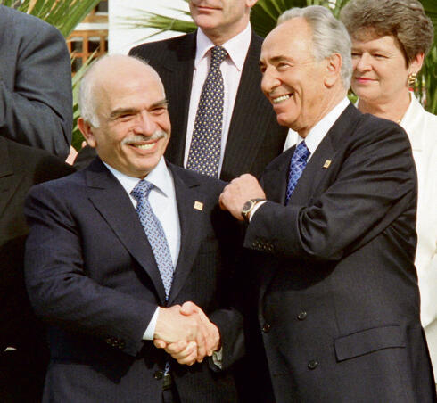 Shimon Peres and King Hussein in 1996 (Photo: GERARD FOUET, AFP) פרס וחוסיין בשנת 1996