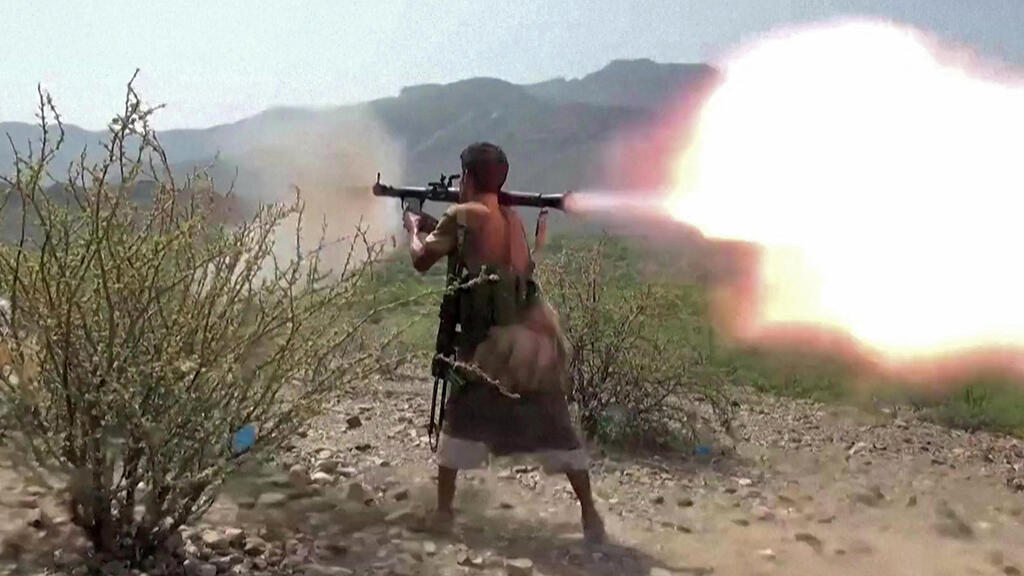 Footage released by Saudi-backed Yemeni government forces of battles against the Houthis in the Taiz region in southwestern Yemen, Sept. 8 (Photo: NATIONAL RESISTANCE FORCES IN YEMEN / HANDOUT/AFP) תיעוד שפרסמו כוחות הממשלה התימנית הנתמכת על ידי סעודיה מקרבות מול החות'ים חות'ים באזור תעז בדרום-מערב תימן 8 בספטמבר