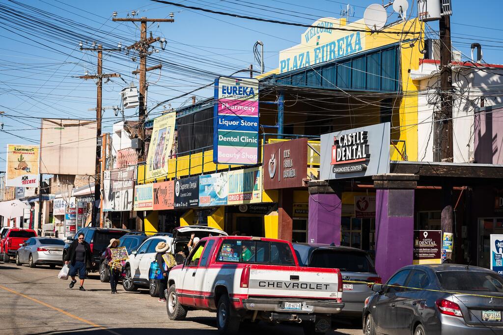 Mexico pioneered the dental tourism trend. The streets of Los Algodones (Photo: David Buzzard / Shutterstock) לוס אלגודונס