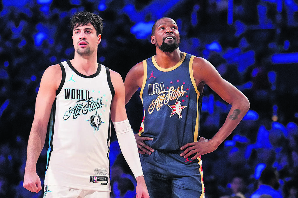 Deni Avdija at the NBA All-Star Game alongside Kevin Durant (Photo: Jesse D. Garrabrant/Getty Images/AFP) דני אבדיה במשחק האולסטאר, לצד קווין דוראנט
