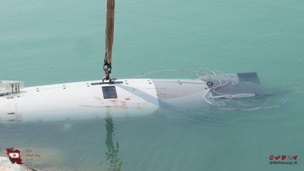 Footage released by Iran of the submarines it claims to have captured הצוללת הבלתי-מאוישת האמריקנית "Dive-LD"