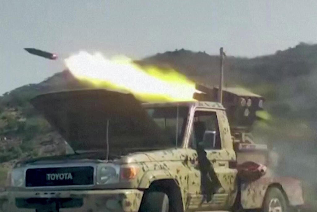 Saudi-backed Yemeni government forces battle the Houthis in the Taiz area of southwestern Yemen, Sept. 8 (Photo: AFP PHOTO / NATIONAL RESISTANCE FORCES IN YEMEN / HANDOUT) תיעוד שפרסמו כוחות הממשלה התימנית הנתמכת על ידי סעודיה מקרבות מול החות'ים חות'ים באזור תעז בדרום-מערב תימן 8 בספטמבר