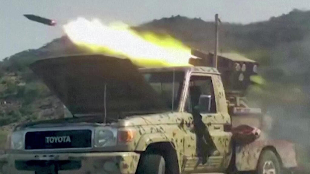Footage released by Saudi-backed Yemeni government forces of battles against the Houthis in the Taiz region in southwestern Yemen, Sept. 8 (Photo: NATIONAL RESISTANCE FORCES IN YEMEN / HANDOUT/AFP) תיעוד שפרסמו כוחות הממשלה התימנית הנתמכת על ידי סעודיה מקרבות מול החות'ים חות'ים באזור תעז בדרום-מערב תימן 8 בספטמבר