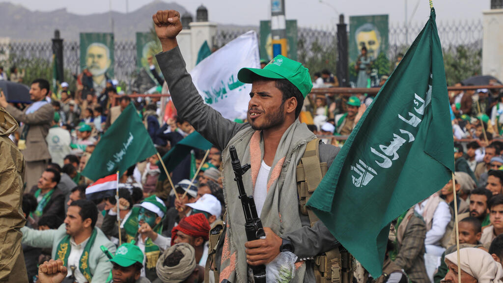 Houthi supporters rally in Sanaa, Yemen, on August 25 to mark the birthday of the Prophet Muhammad (Photo: AP Photo/Osamah Abdulrahman) עצרת של תומכי החות'ים חות'ים ב צנעא תימן 25 באוגוסט לציון יום הולדתו של הנביא מוחמד