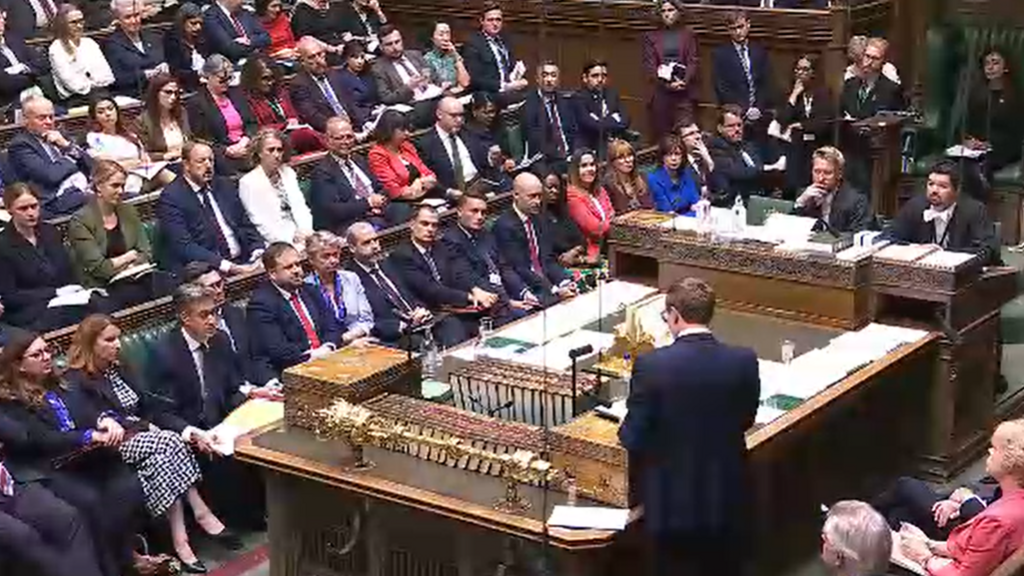 British Foreign Secretary Ed Miliband addresses Parliament (Photo: Reuters) הרפלמנט הבריטי מטיל סנקציות על ישראל