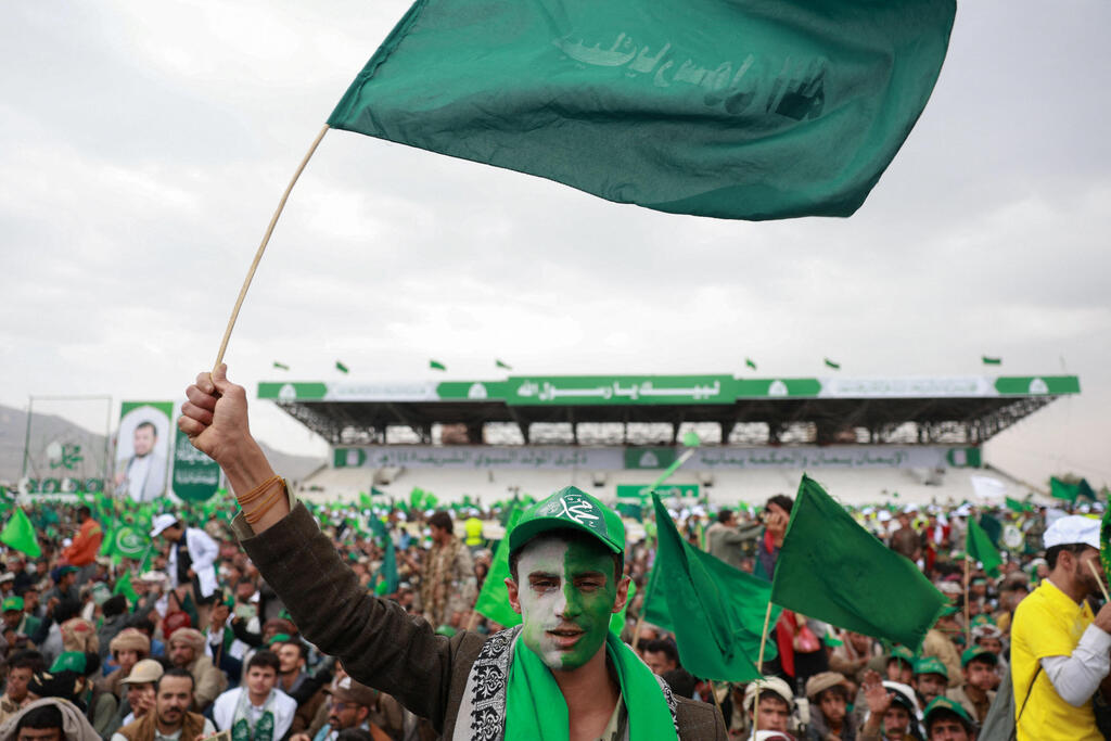A pro-Houthi rally in Sanaa last month (Photo: Khaled Abdullah/Reuters) עצרת של תומכי החות'ים חות'ים ב צנעא תימן 25 באוגוסט לציון יום הולדתו של הנביא מוחמד