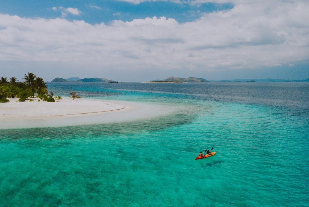 Crystal-clear water and white sand. Welcome to the Philippines (Photo: Oneinchpunch / Shutterstock) מים צלולים וחול לבן. ברוכים הבאים לפיליפינים