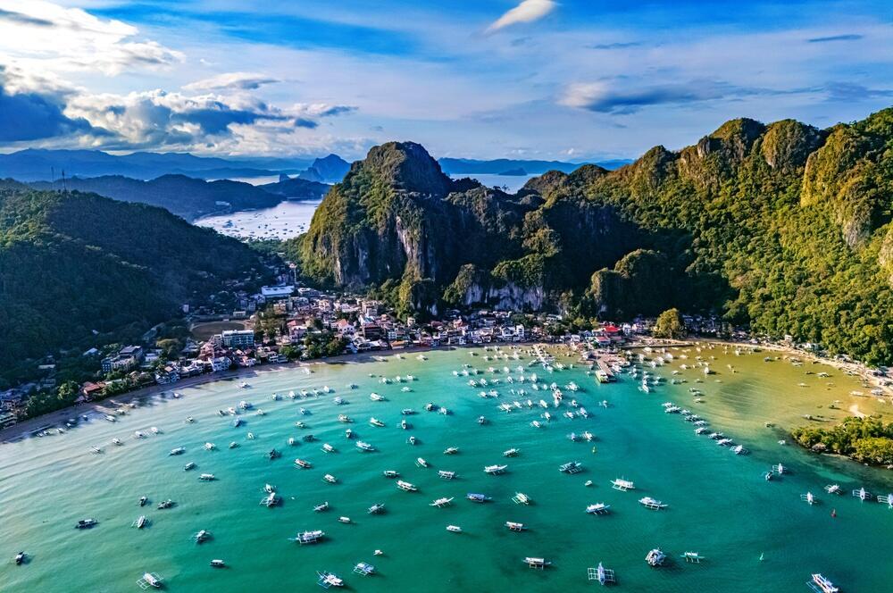 An aerial view of El Nido in northern Palawan, the Philippines (Photo: Monticello / Shutterstock) מבט אווירי על אל נידו שבצפון האי פלאוואן, הפיליפינים