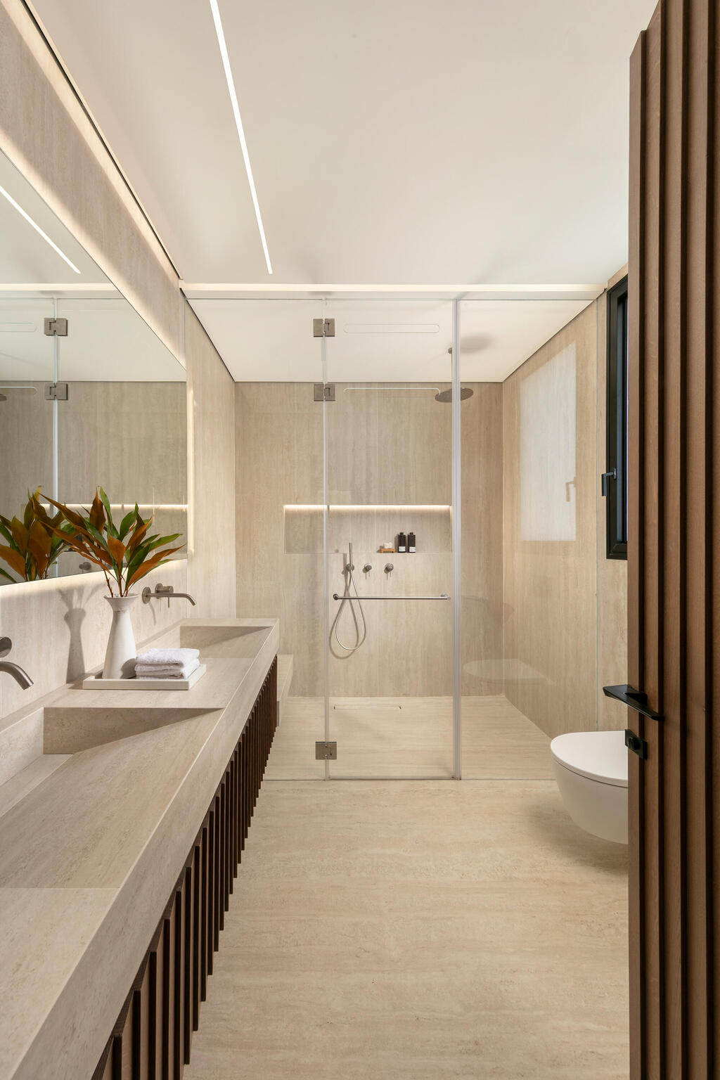 Spacious bathroom with twin sinks (Photo: Elad Gonen) בית פרטי באבן יהודה, עיצוב פנים: ליעד יוסף