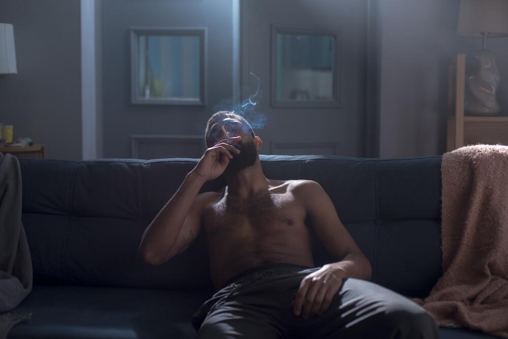 Smoking may begin as a social activity, but as dependence develops, it can become an increasingly private habit (Photo: Shutterstock) עישון