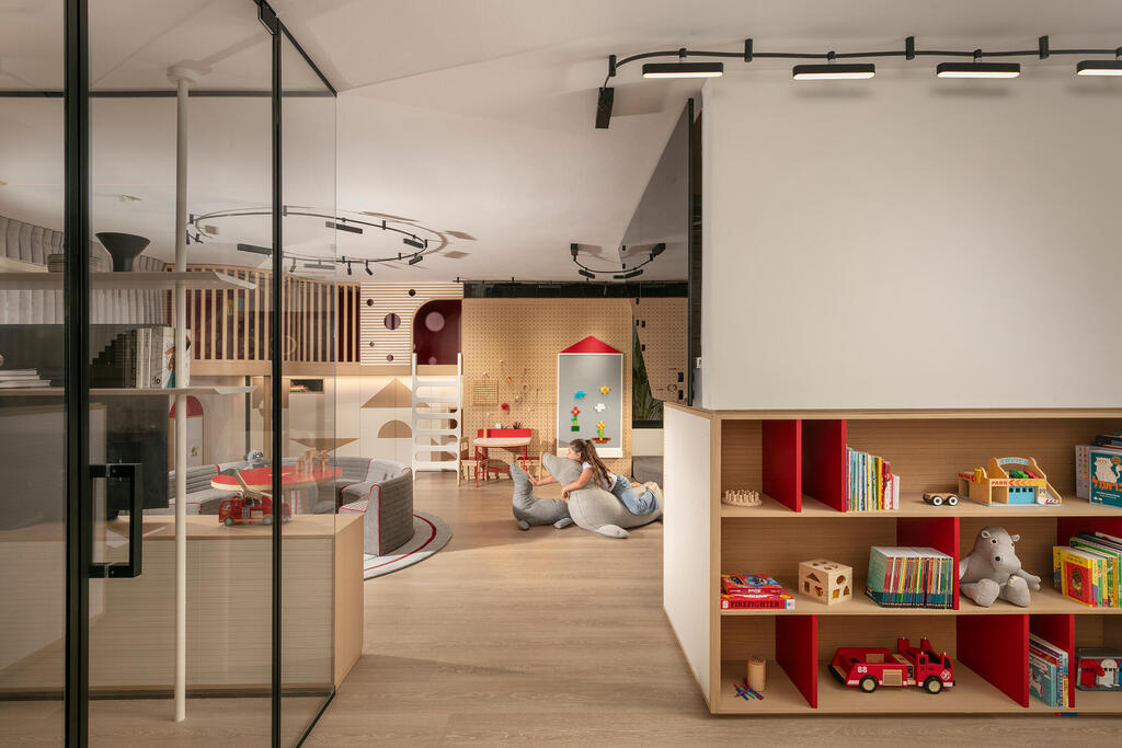 Ninja course, fireman’s pole, reading nook, craft area, library and storage (Photo: Elad Gonen) בית פרטי באבן יהודה, עיצוב פנים: ליעד יוסף